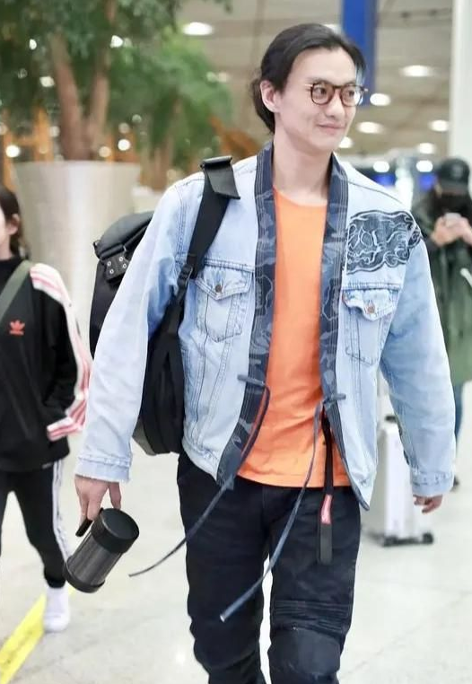 周一围穿背心打球被偶遇,全身湿透胸肌突出,蓄长发被嘲太油腻