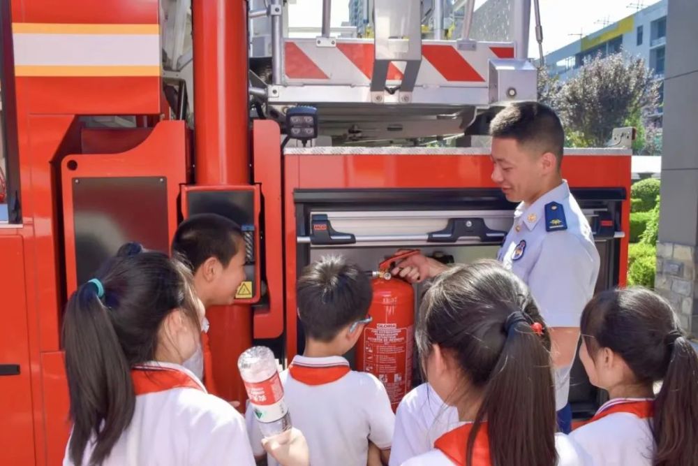 学习消防器械知识活动上,大队同共青团秀洲区委进行了联学共建签约,与