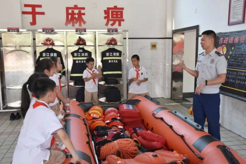 学习消防器械知识活动上,大队同共青团秀洲区委进行了联学共建签约,与