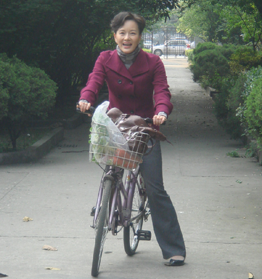 石爻从主持人到知名演员怀感恩之心与圈外丈夫低调生双胞胎