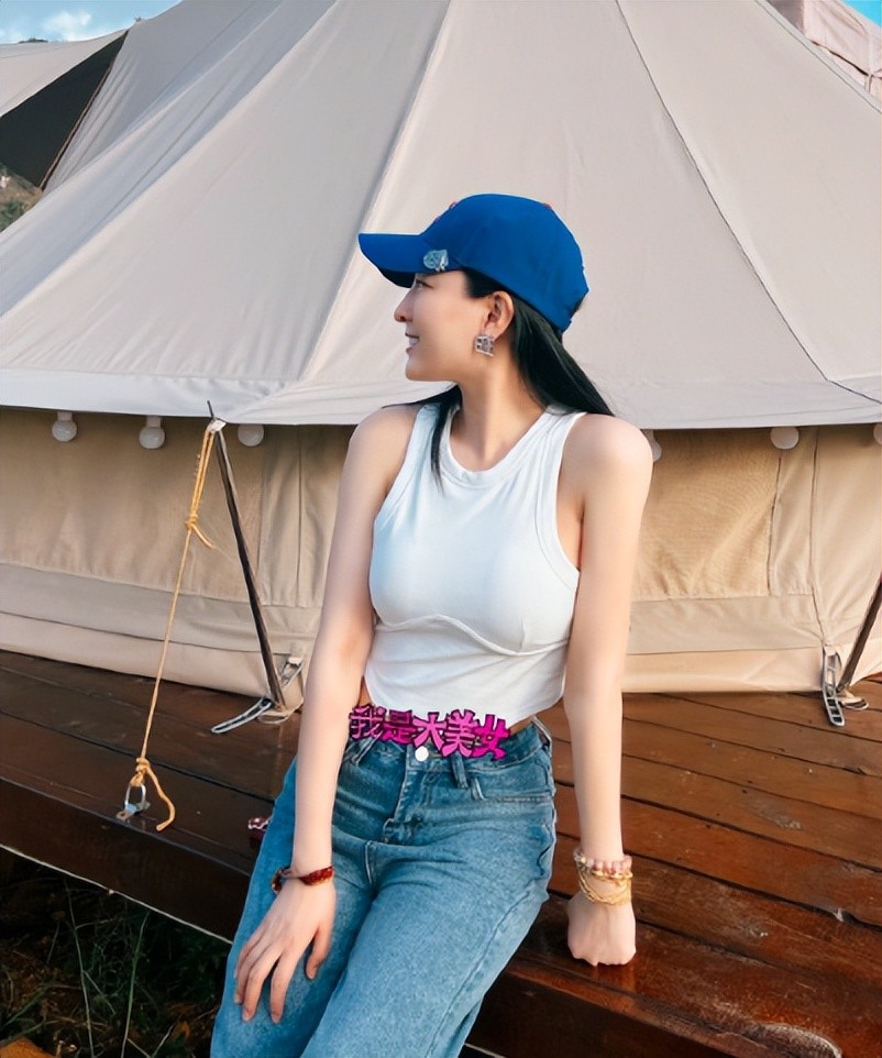 41岁马苏海边拍摄性感大片穿吊带秀傲人事业线坐礁石上不嫌脏