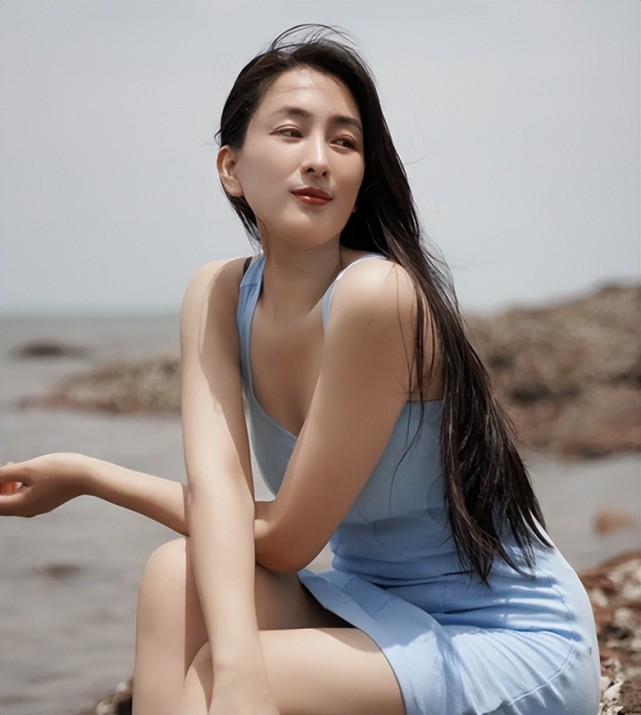 41岁马苏海边拍摄性感大片!穿吊带秀傲人事业线,坐礁石上不嫌脏
