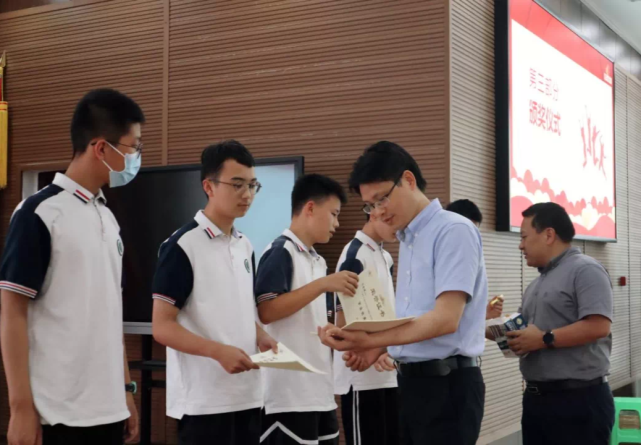 他表示,"希望同学们确立奋斗目标,树立必胜信念,有坚如磐石的决心