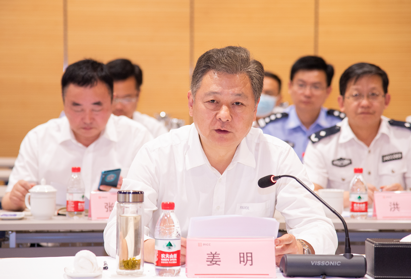 省司法厅党委书记,厅长姜明,人保财险安徽省分公司总经理李冰凌在签约