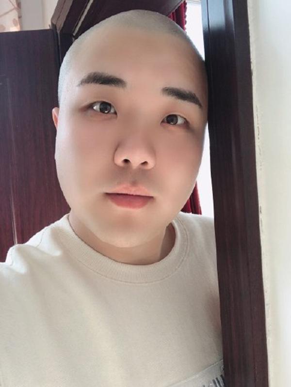 德云社岳云鹏,朱鹤松晒光头照,引粉丝热议,这要改变风格了吗