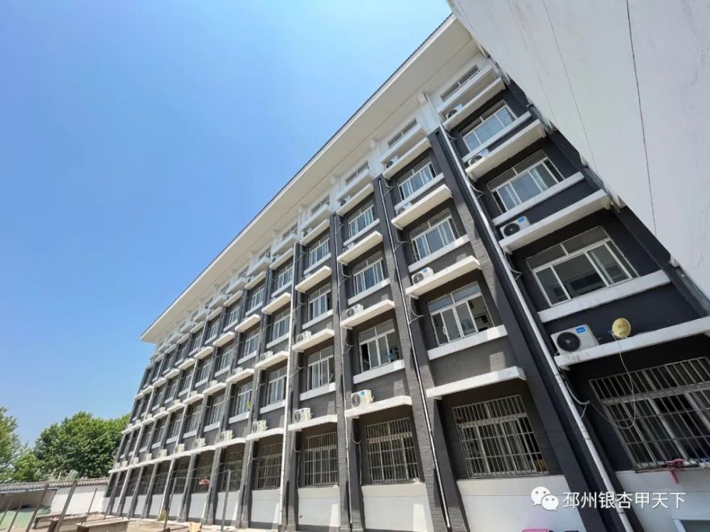 炮车中学除了作为考点之外,学校还腾出部分学生宿舍,供考生休息.