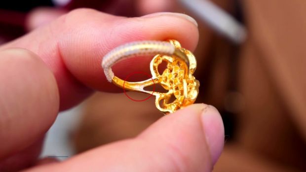 金戒指戴了十几天部分掉色成了银戒指商家怀疑泡了温泉