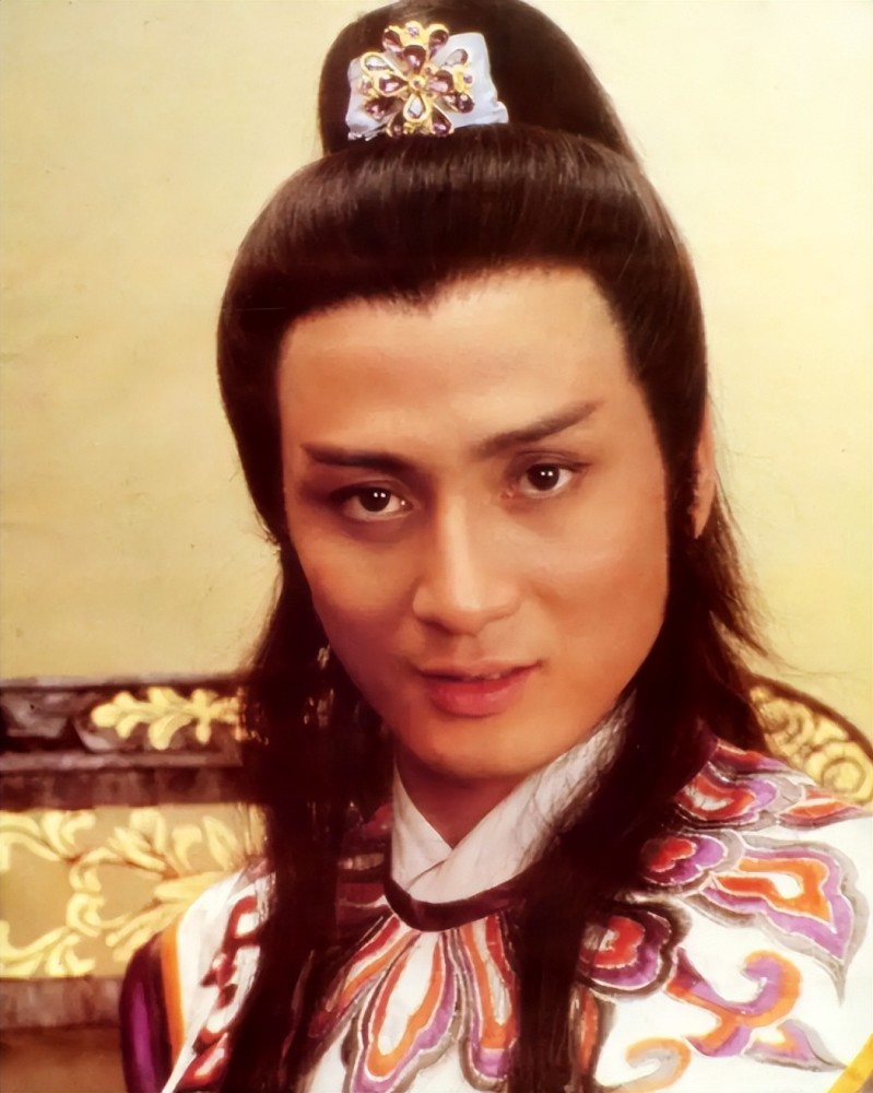 那时的汤镇业,眼神明亮,容貌硬朗,仿佛从书中走出的男主.