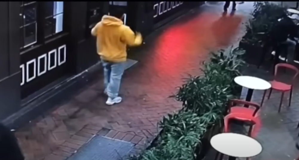 澳大利亚男子在中餐厅吃霸王餐后逃跑，遭3名餐厅员工围追节约用水的对话