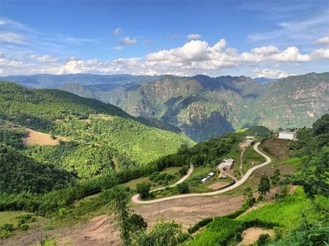 宁洱县德安乡的地势叫人称奇,最高点兰庆撒马场海拔高达2481米,此后从