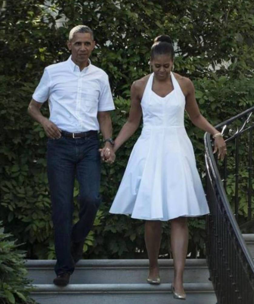 奥巴马带妻子度假,米歇尔穿吊带配阔腿裤,露出肩膀显得臃肿不少插图5