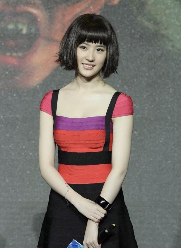 刘亦菲换了短发风格大变,留一头"狼尾发"配西装皮裤,又美又酷插图3