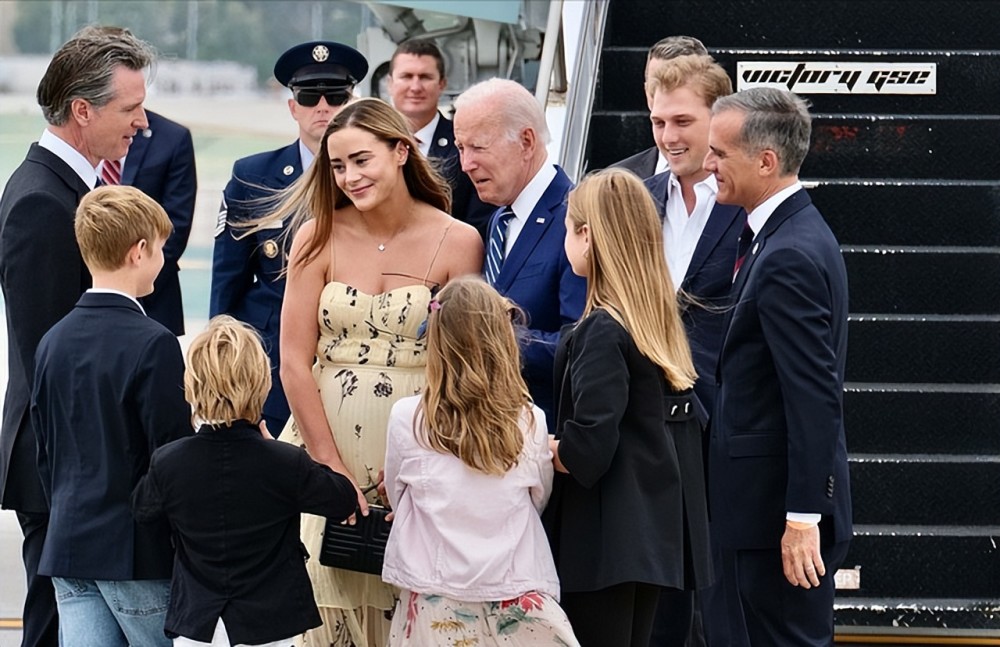 拜登30岁的孙女,穿金色露肩连衣裙好美,长相和头脑都不输伊万卡插图2