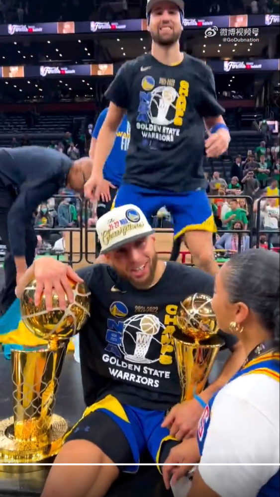 库里抱着俩奖杯和媳妇场边热吻,克莱冲过来比4个手指庆祝
