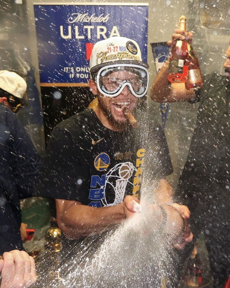 勇士夺冠后更衣室疯狂庆祝瞬间:库里戴护目镜叼着雪茄喷香槟,少见他