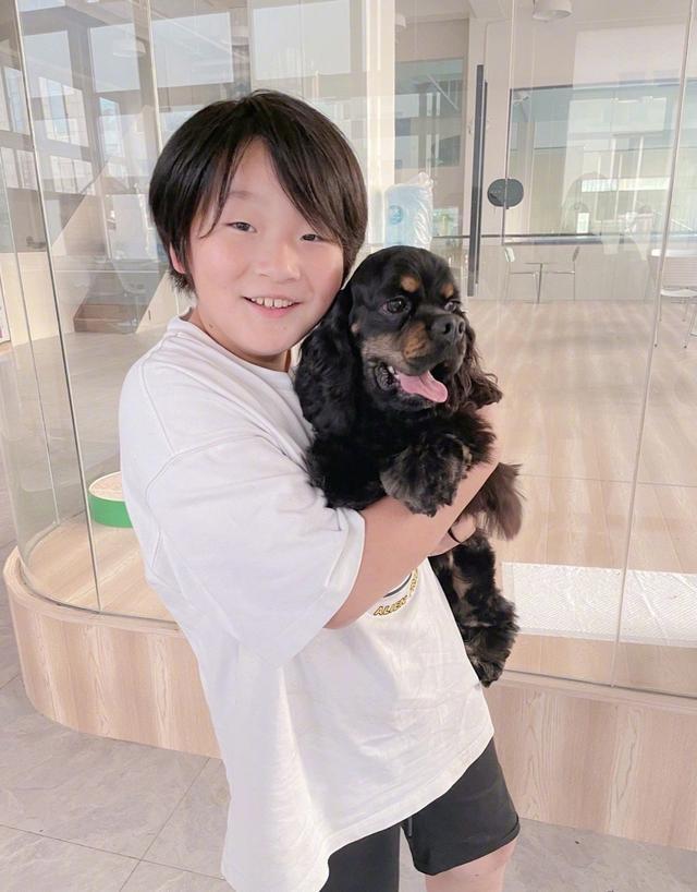 邹明轩和爱犬的同框照片,既视感失误,从照片可以看出,轩轩确实长大了