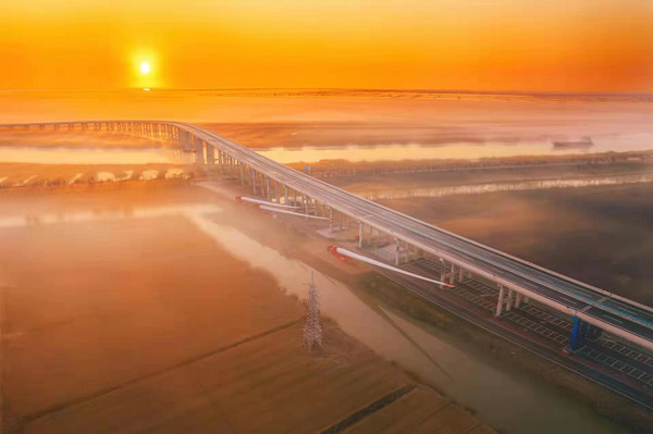 图说:环海湿地观光大桥.