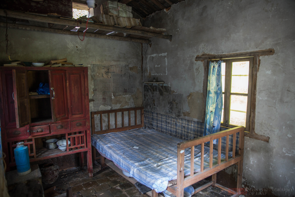 左右,一张床,一张写字台,一张凳子,加外一个柜子,一切是那么的简陋