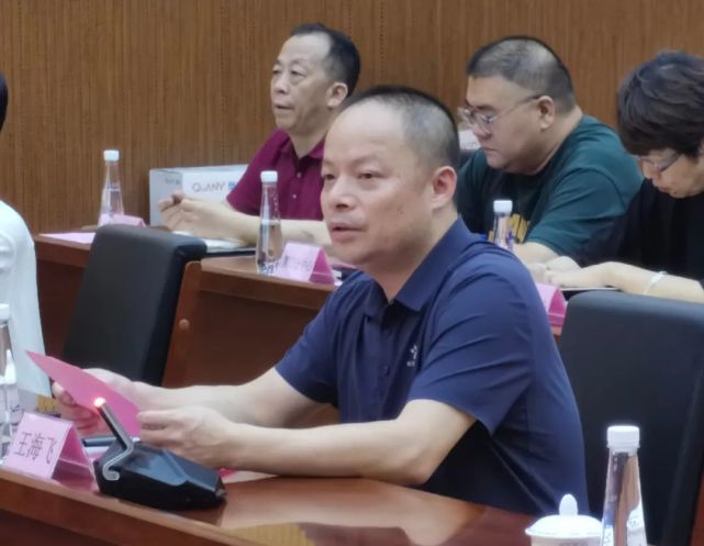 图3省体彩中心王海飞主任在座谈会上发言省体彩中心主任王海飞认真