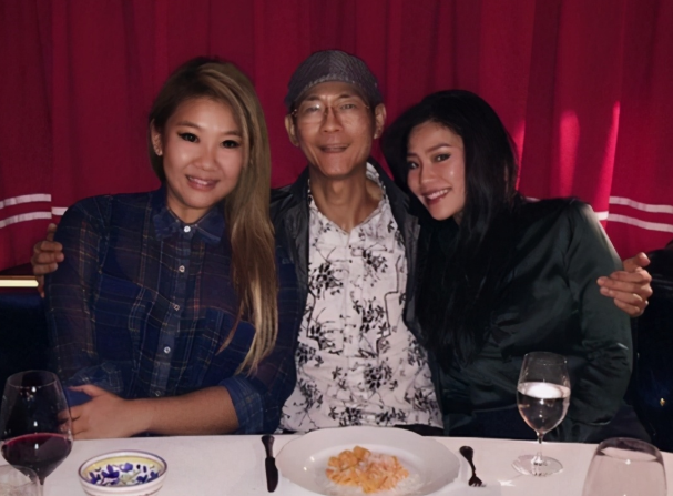 同是郑少秋的基因把郑欣宜和官晶华两女儿一对比差距就出来了