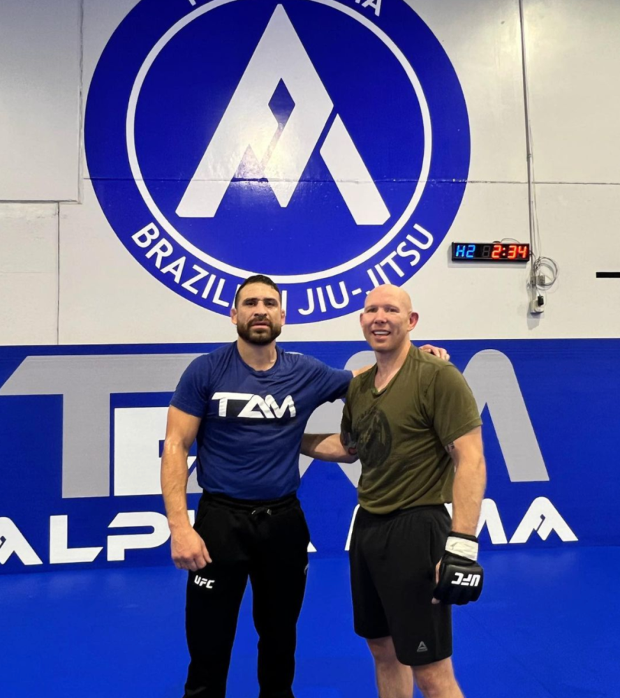 艾米特在menlo大学读书时曾是一名摔跤手,他与现任uf