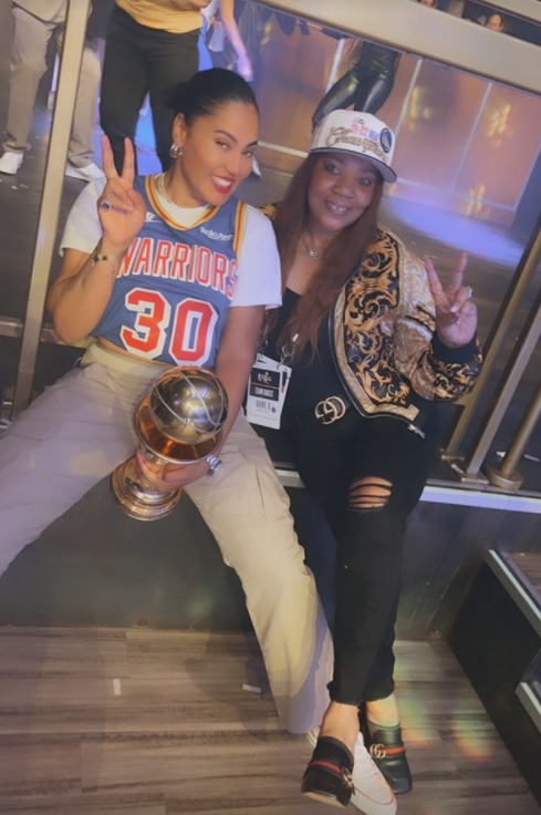库里老婆阿耶莎玩疯了,身穿库里的30号球衣,抱着老公的fmvp奖杯疯狂