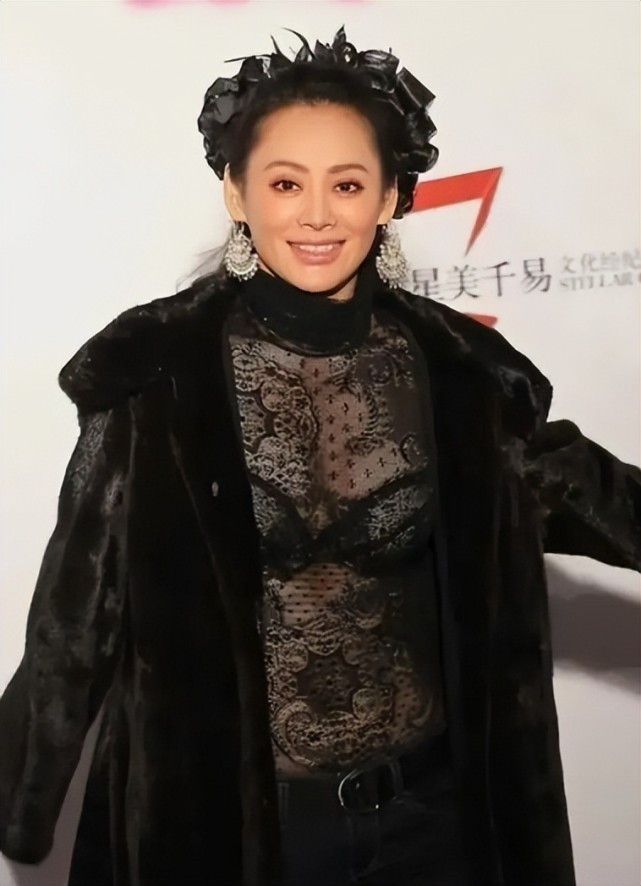 宁静水下拍视频大秀身材穿紧身泳装身形丰腴水下蹬腿动作帅气