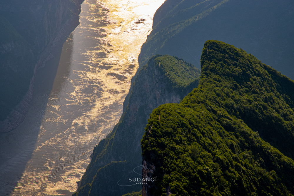 瞿塘峽全長約八公里,在三峽中最短,最為雄偉險峻.