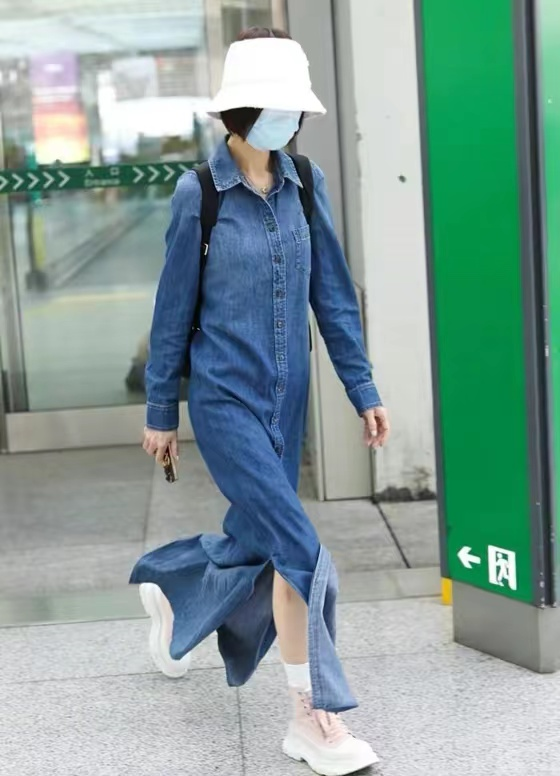 52岁鲁豫穿上万元鞋爬山,脸颊骨头突出面容憔悴,身材瘦弱惹人疼