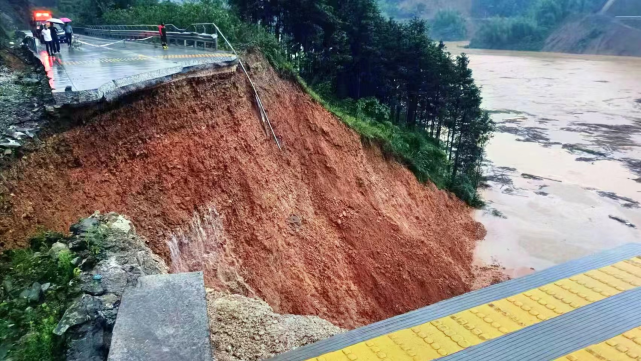 路基大塌方!广西柳州融水至四荣二级路大苏口路段,交通暂时中断
