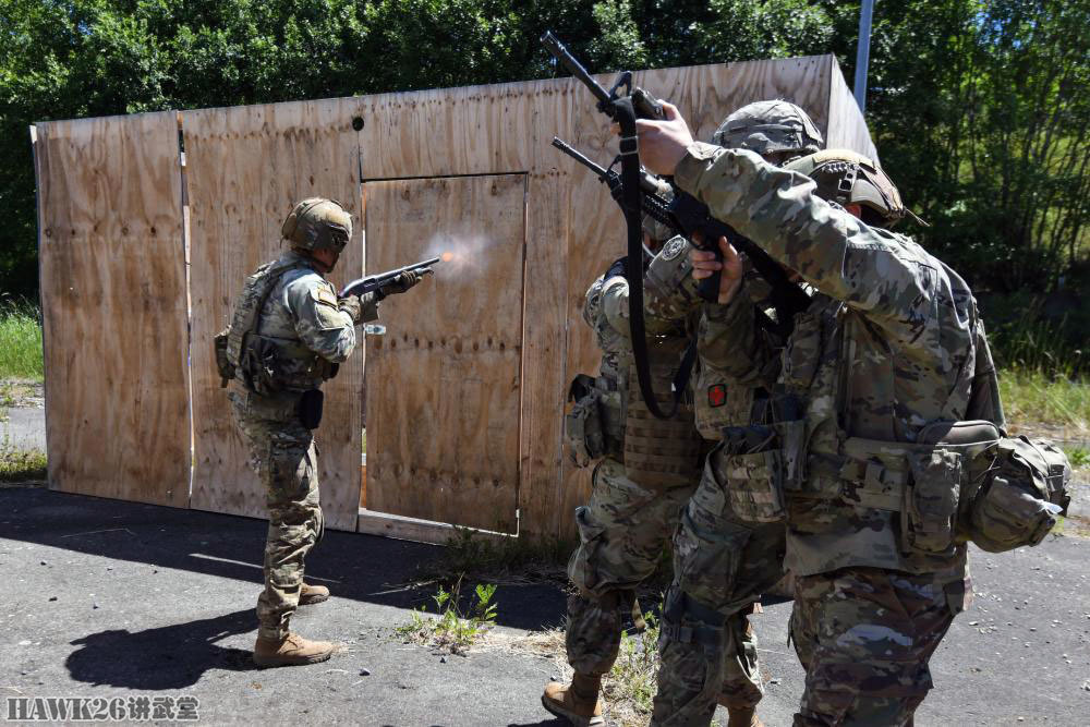 驻德美军实弹破门训练 霰弹枪发射专用弹药 以色列枪榴弹发挥威力_腾