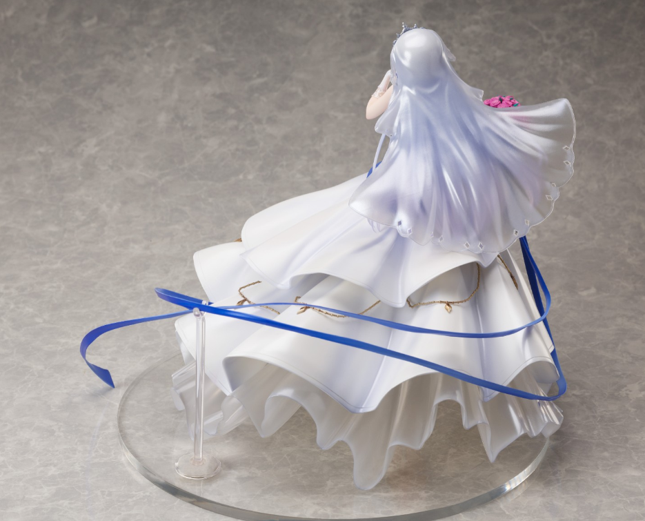 本次的罗德尼婚纱手办,是经典的1/7的比例,具体的尺寸大小从底座这一