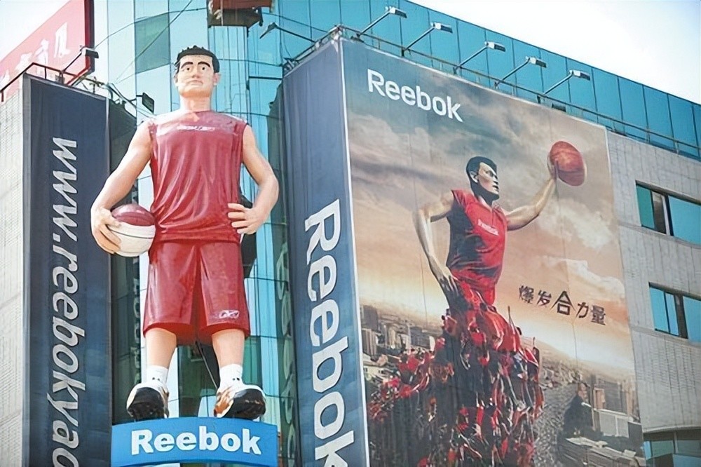 2002年,小巨人姚明登录nba,与锐步签下一纸合同.
