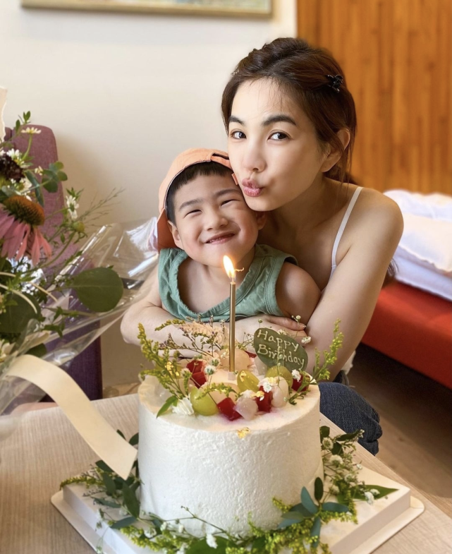 ella敷着面膜庆生被老公儿子夹击吻41岁却越来越年轻堪称逆生长