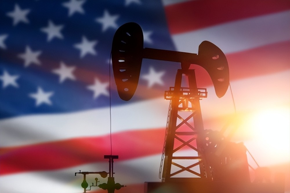 美国油价继续上涨，拜登已经急眼，把矛头对准美国国内油企