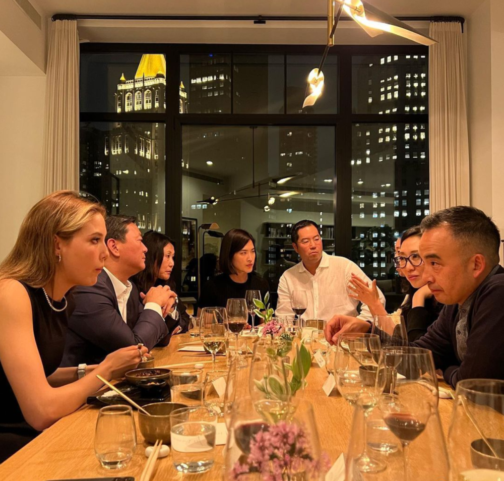 干饭人谷爱凌出席纽约华人名流晚宴大家端红酒聊天爱凌大快朵颐