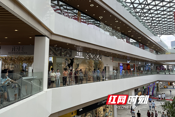 邵东干部入企业排忧解难缤纷环球城如期开业