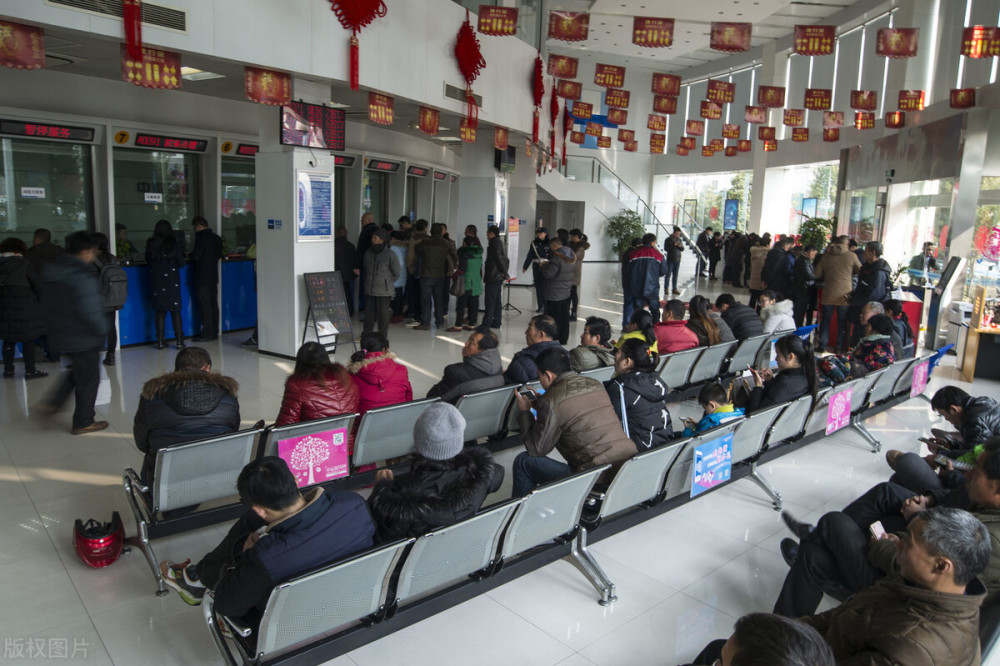 上海多家银行排队严重,应对措施来啦!网友:真好_腾讯新闻