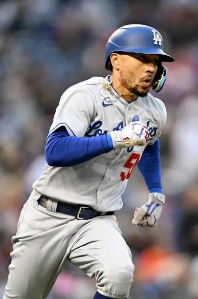 阿隆-贾奇                                      穆奇-贝茨(aaron