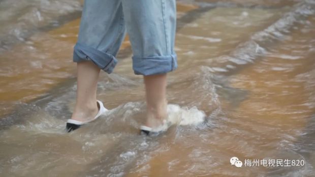 下雨天赤脚趟水图片