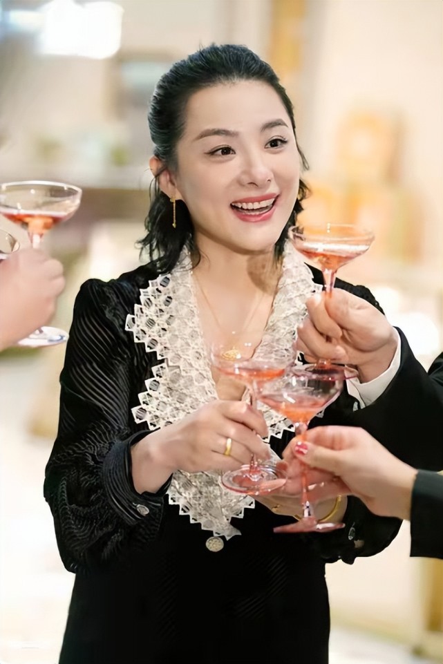 刘璇丈夫胖得太油腻她发福后像阔太踩20cm高跟仍比丈夫矮一头