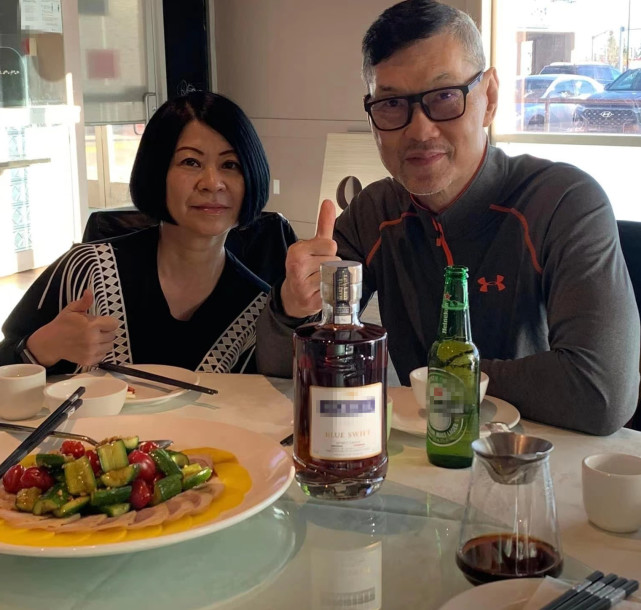 周比利与干儿子庆父亲节,没血缘关系却长相相似,63岁越来越面善