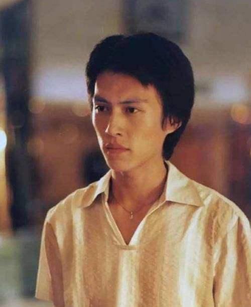 但是仔细看过他年轻时的照片,会发现靳东年轻的时候,颜值其实也很一般