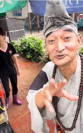 "济公"现身霞浦!吸引众人目光!因脸型声音太像游本昌走红!_腾讯新闻