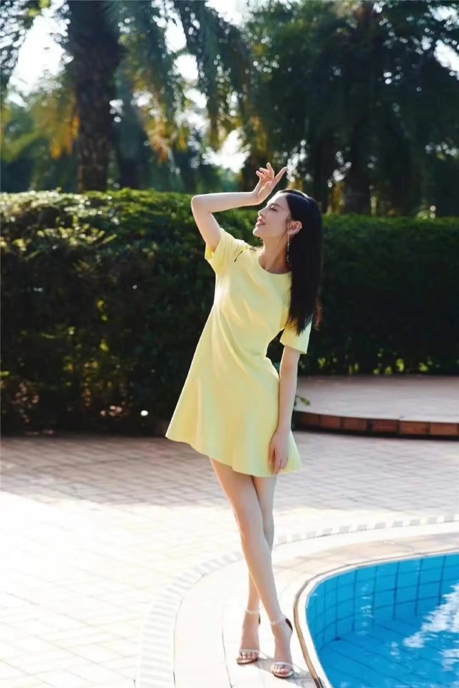 39岁的黄圣依真减龄,黄色连衣裙甜美活泼,满满的少女感扑面而来插图1