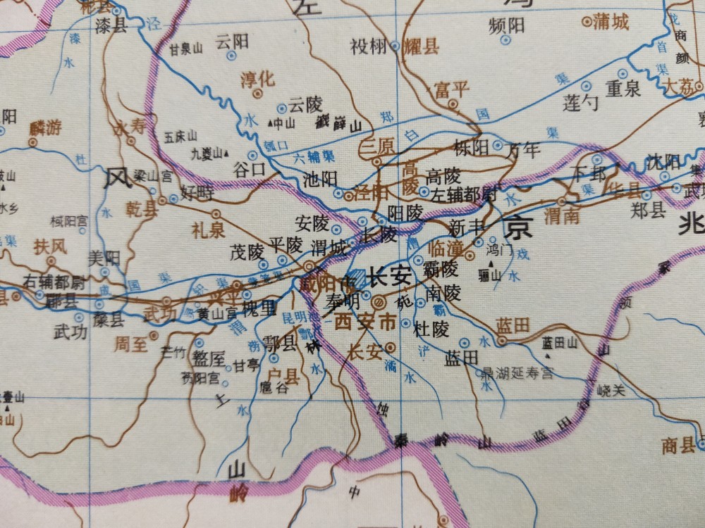 秦代时,西安属内史,地处都城咸阳附近,是皇室陵墓所在地.