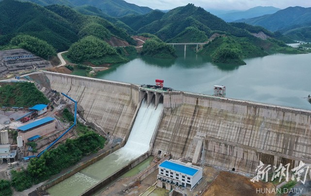 6月18日,蓝山县毛俊水库工程开闸溢流.