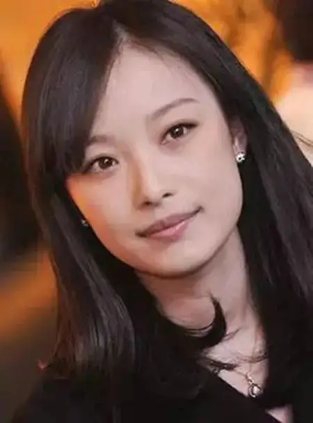 素颜寡淡无味,妆后美到发光,建议这8位女星直接把妆"焊"脸上