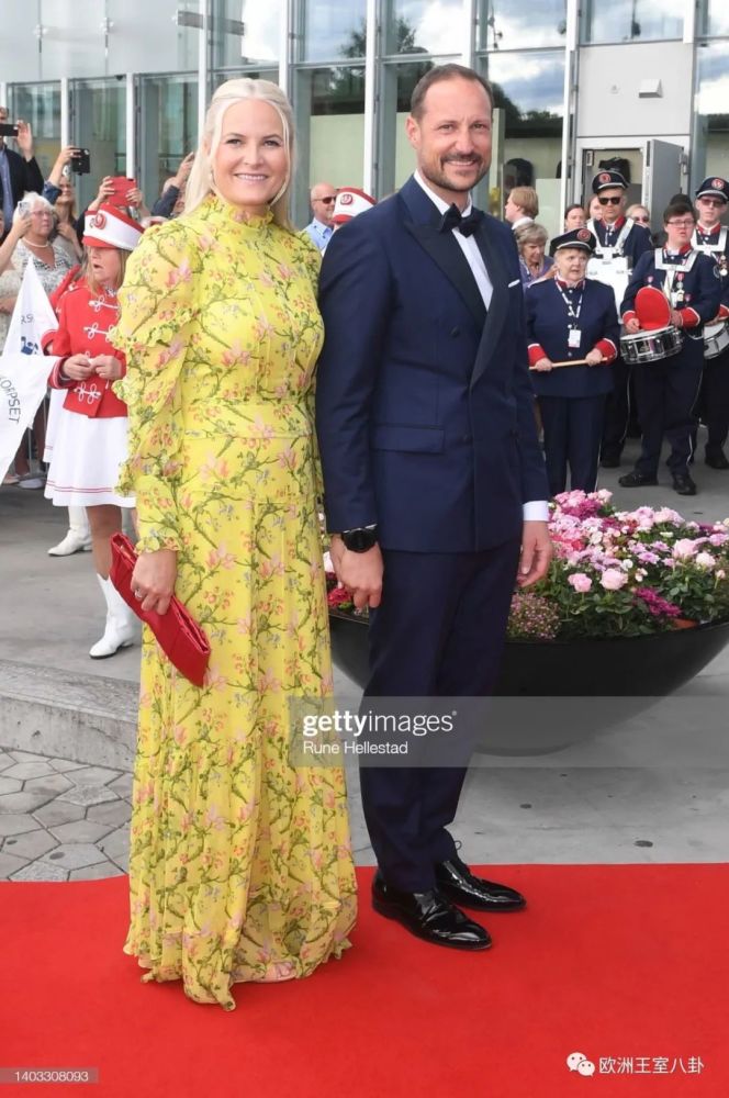 16摩纳哥亲王阿尔贝二世,王妃夏琳带着女儿加布里拉观看宗教游行活动