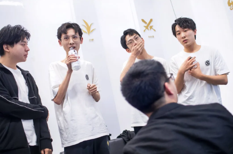 xyg3-2战胜wb,五局比赛4局逆风,全靠个人操作,秀豆真的c_腾讯新闻